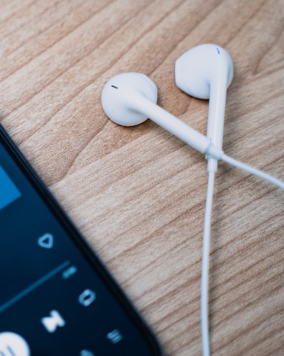 BEZDRÔTOVÉ ŠPORTOVÉ SLÚCHADLÁ BLUETOOTH USB MIKROFÓN BIELY