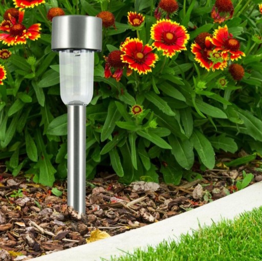 LED SOLARNÁ LAMPA, STRIEBORNÁ VYPALOVANÁ V ZÁHRADNOM LAMPI