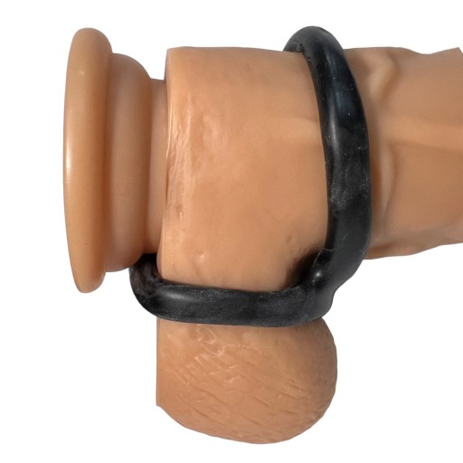 Gumička na penis a semenníky predlžuje erekciu