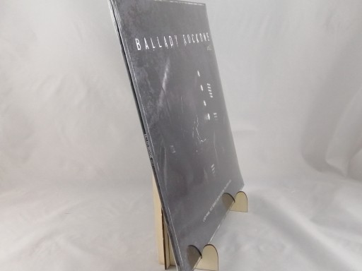 Stojan Stojan, polica na vinylové platne - darček