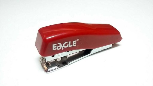 ČERVENÁ kancelárska zošívačka pre vysoké školy, do 8 listov Eagle, NICE a LIGHT