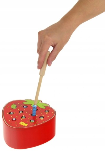 DREVENÁ HRA CHYŤTE ČERVIKU MAGNET JAHODOVÝ TYČ
