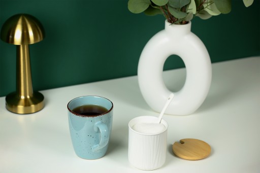 PORCELÁNOVÁ MISKA NA CUKOR S BAMBUSOVÝM viečkom A LYŽIČKOU NÁDOBOU NA CUKOR