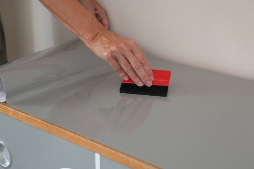 Dekoratívna fóliová lepiaca dyha na nábytok LESK ŠEDÁ Renovácia nábytku pre domácich majstrov