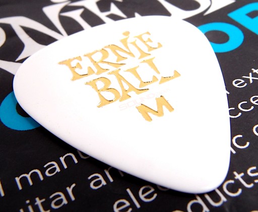 Gitarové trsátko Ernie Ball Medium 0,72, biele