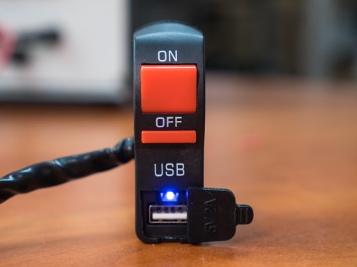 Vypínač s USB nabíjačkou 5V DC 2A