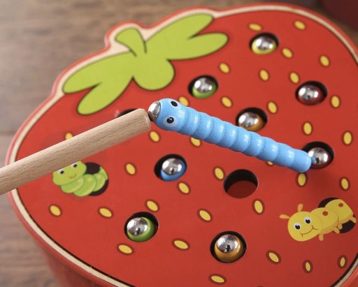 Chyťte drevenú montessori magnetickú jahodovú arkádovú hru Bug