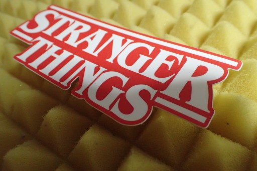 NÁLEPKA STRANGER THINGS NÁLEPKA 12 x 4,7 cm
