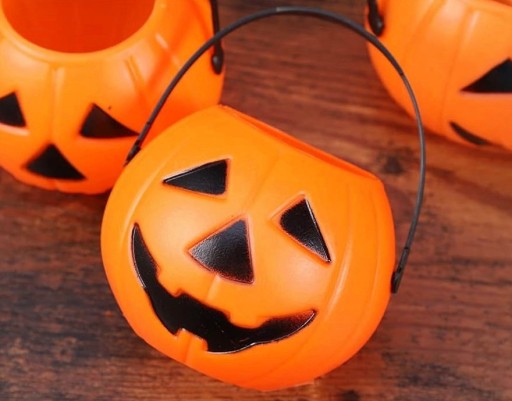 Halloweenska dekorácia s príveskom vo vedierku na cukrovinky z tekvice