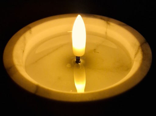 LED SVIEČKA MRAMOROVÝ EFEKT IMITÁCIA PLAMEŇA 9X12,5CM ŠEDÁ