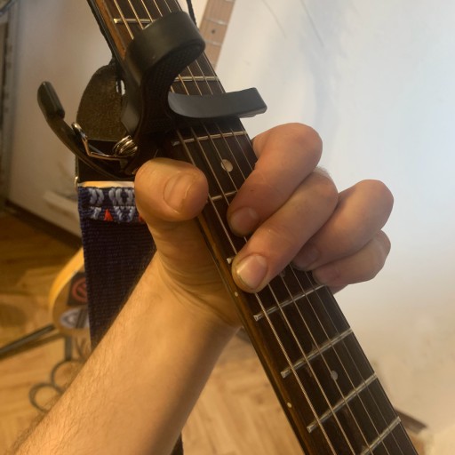 KAPODASTER PRE AKUSTICKÚ A ELEKTRICKÚ GITARU