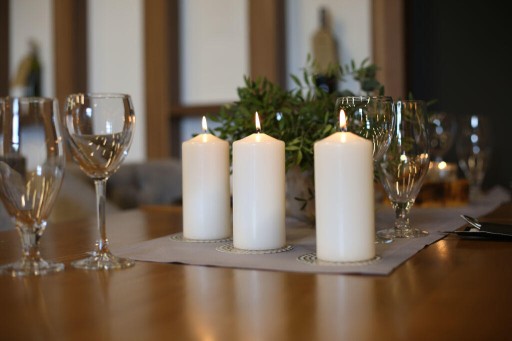 Biela, elegantná stĺpová sviečka, 8cm 20cm, 90h AURA