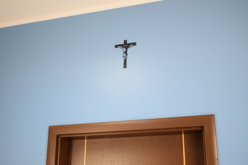 Kovový kríž na stenu, devocionálna dekorácia, 20 cm