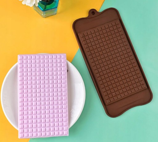 Mini silikónová forma, kocky čokolády a oblátky