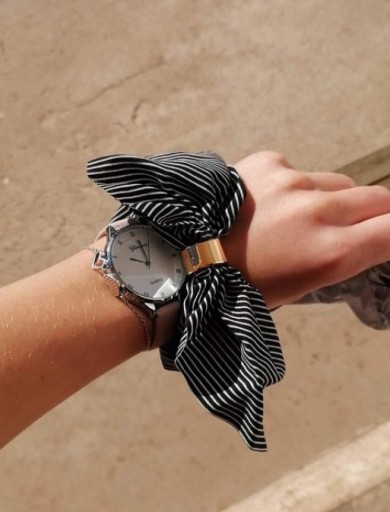 Biela gumička do vlasov, mašľa s kvietkami SCRUNCHIE