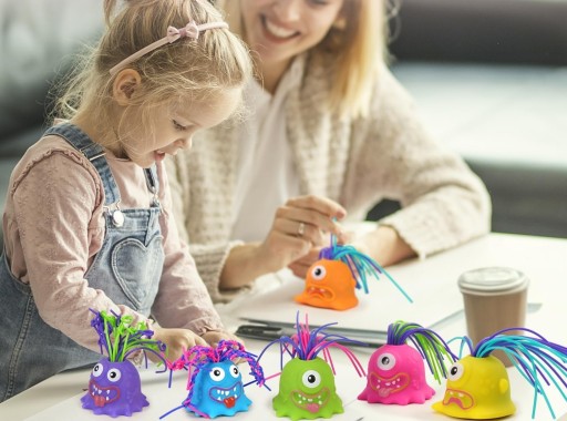 HRAČKA KRIČIACE MONSTER S HRAČKOU GNIOTEK NA VLASY S ZVUKOVÝM MIXOM