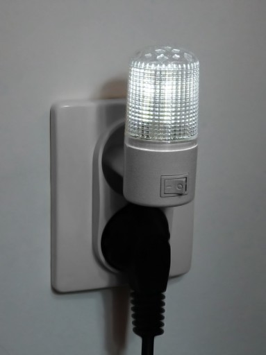 Diskrétna 3 LED KONTAKTNÁ NOČNÁ LAMPA, biela