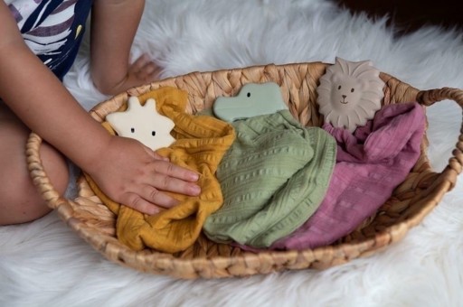Gumové hryzátko DouDou Tikiri Crocodile s mäkkou plyšovou dekou