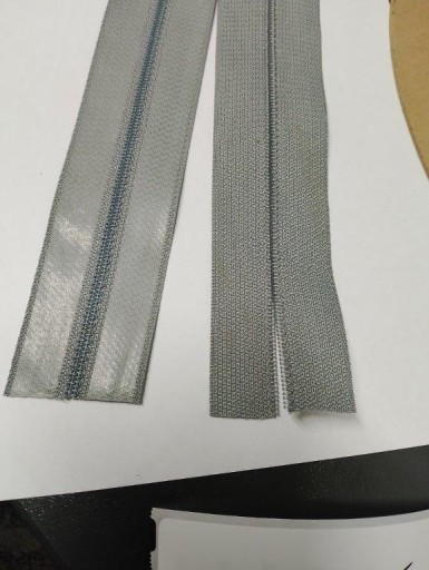 Páska na zips, sivý zips, 3mm, s lepidlom, 2mb
