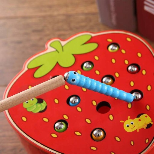 DREVENÁ HRA CHYŤTE ČERVIKU MAGNET JAHODOVÝ TYČ