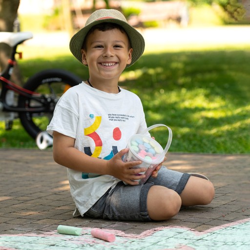 Farebná chodníková krieda na školskú tabuľu vo vedierku pre 15 šarkanov