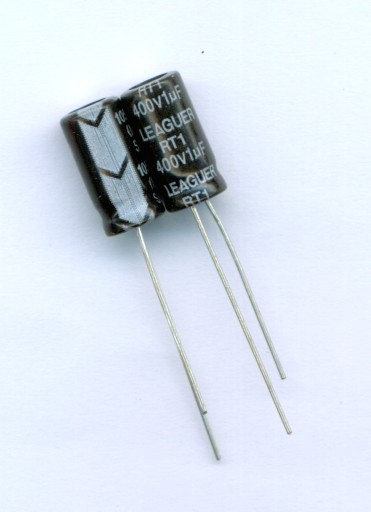 1uF 400V 1 µF 400V LEAGUER (10 KS) ELEKTROLYTICKÝ KONDENZÁTOR