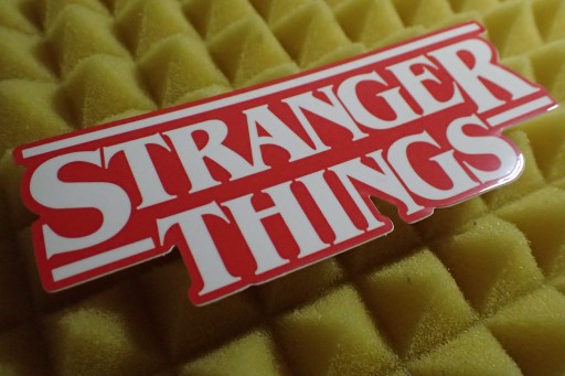 NÁLEPKA STRANGER THINGS NÁLEPKA 12 x 4,7 cm