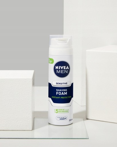 NIVEA Pena na holenie MEN Sensitive 200ml