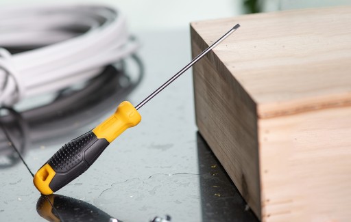 DELI TOOLS ODOLNÝ SKRUTKOVAČ PLOCHÝ SKRUTKOVAČ 3X100MM MAGNETICKÝ HROT