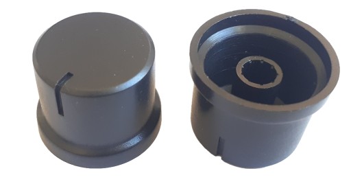 Gombík pre zosilňovač, 25mm, čierny plast, pre 6mm potenciometer