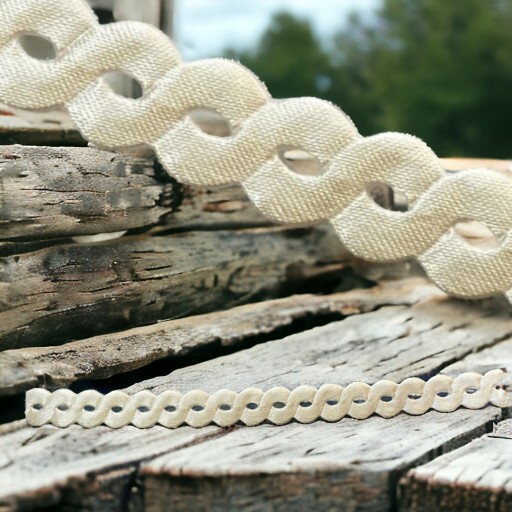 Šnúrka s dierkou, aplikácia, prúžková aplikácia, 1 meter, šnúrka s očkom, BIELA