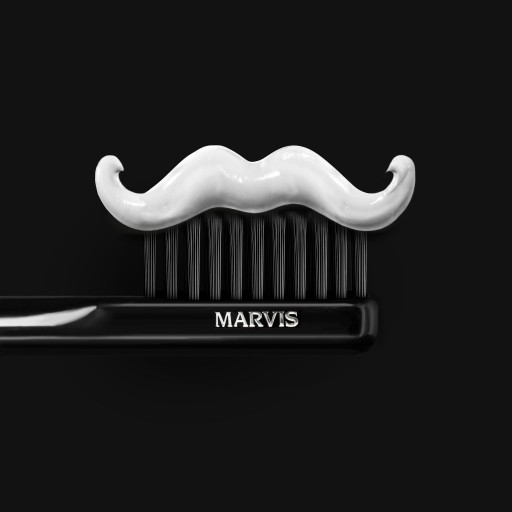 Čierna zubná kefka Marvis, stredná