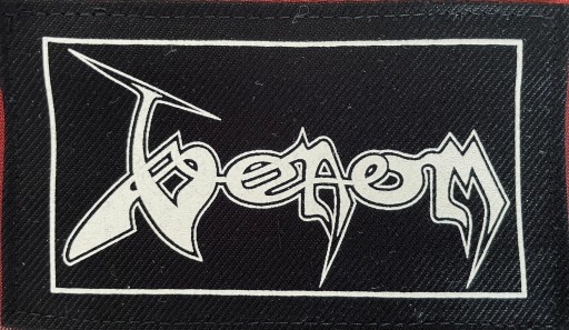 Čierna kovová nášivka s logom VENOM (365).