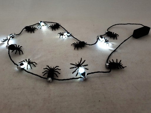 SPIDER LED HALLOWEENOVÁ DEKORÁCIA SVIETIACI NÁHRDELNÍK SPIDER OZDOBA