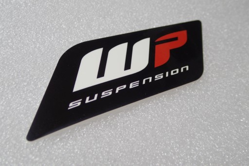 NÁLEPKA S LOGOM WP SUSPENSION 13,1 x 4,1 cm