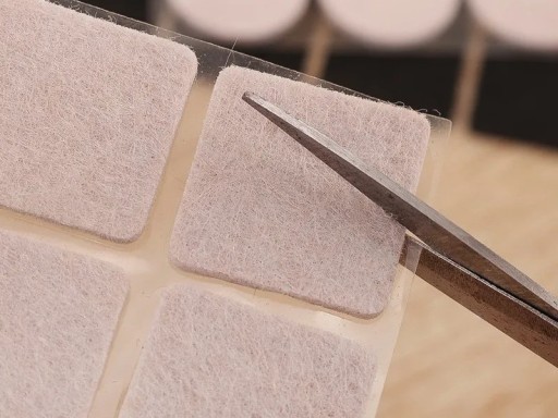 PLSTENÉ PODLOŽKY POD NÁBYTkové STOLIČKY, SAMOLEPIACE, PROTIŠMYKOVÉ, HRUBÉ, 8 ks.
