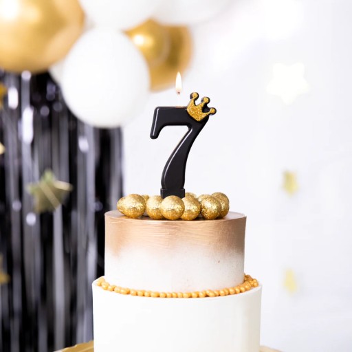 ČIERNA NARODENINOVÁ TORTA SVIEČKA ČÍSLO 7 SIEDEM SEDEM NARODENIN