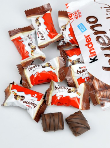 Kinder Bueno Mini 108g Ferrero Chocolate balenie vlašských orechov plnené oblátky