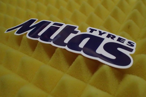 PNEUMATIKY MITAS NÁLEPKA NA MOTOCROSS 13,3 x 3 cm