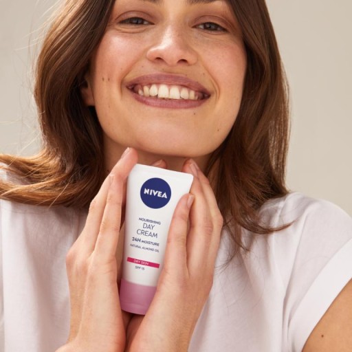 NIVEA 24H hydratačný výživný denný krém SPF15 50 ml