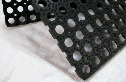 PRETVORENÝ GUMOVÝ STIERAČ 40X60 16MM GUM