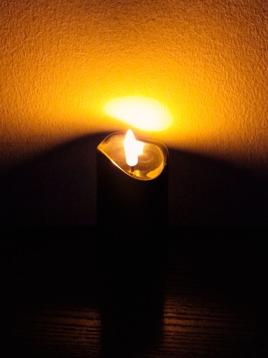 LED SVIEČKA 5CM X 9,5CM NA BATÉRIU (2XR6) ČIERNA + BATÉRIE
