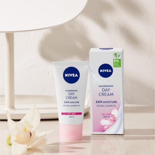 NIVEA 24H hydratačný výživný denný krém SPF15 50 ml