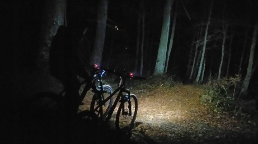 PREDNÉ ZADNÉ BICYKLE LAMPA SÚPRAVA VÝKONNÝCH VODEODOLNÝCH USB BATÉRIÍ