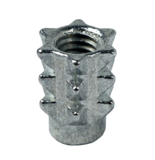 Zásuvka M4 x 10 mm zarazená do dreva bez nákružku