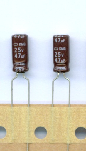47uF 25V 47 µF 25 V (20 KS) ELEKTROLYTICKÝ KONDENZÁTOR