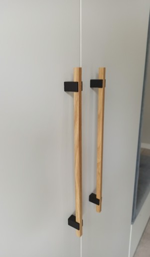 NÁBYTKOVÁ ÚCHYTKA ZÁBRADĽKA DUB ČIERNY L-96MM