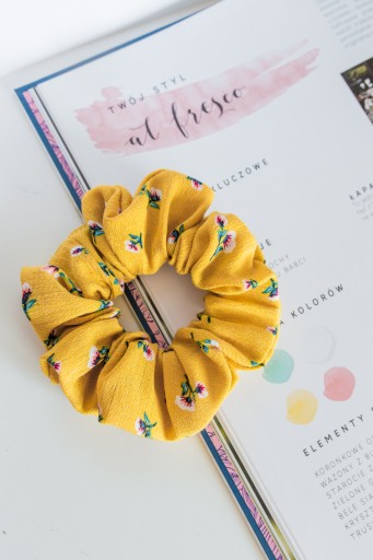 Gumička do vlasov Scrunchies, žltá, s kvetmi, gumička, gumička