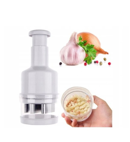 Cesnak a cibuľu nakrájajte sekačkou na častice ZWA