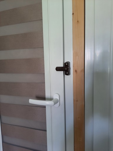 Ochrana okien Masívny hnedý okenný zámok